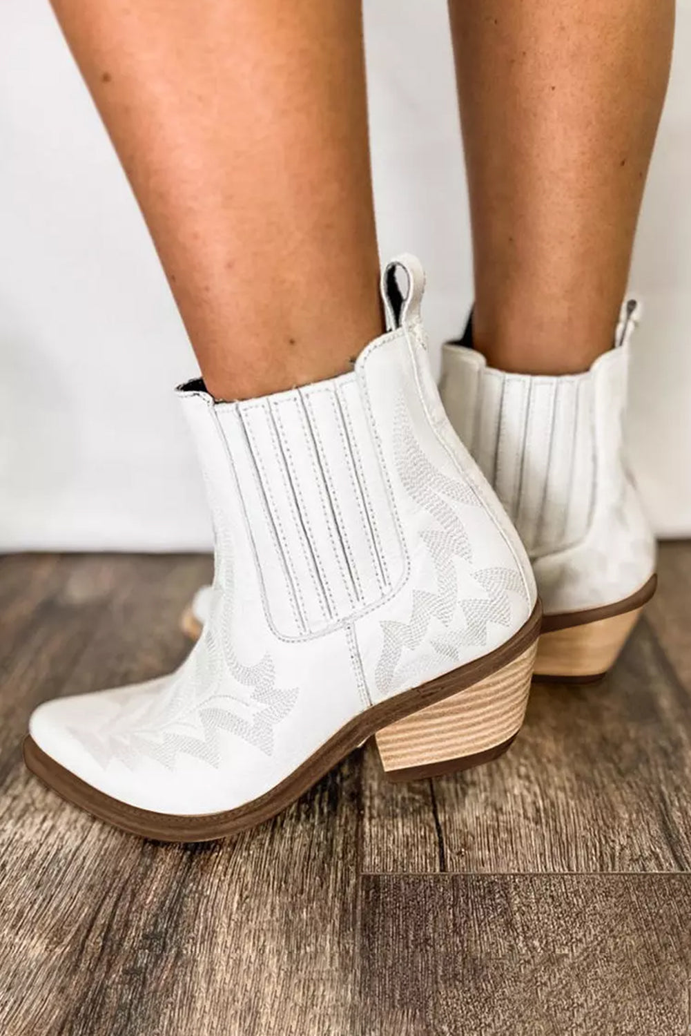 Bottines à talons épais en cuir brodé blanc 