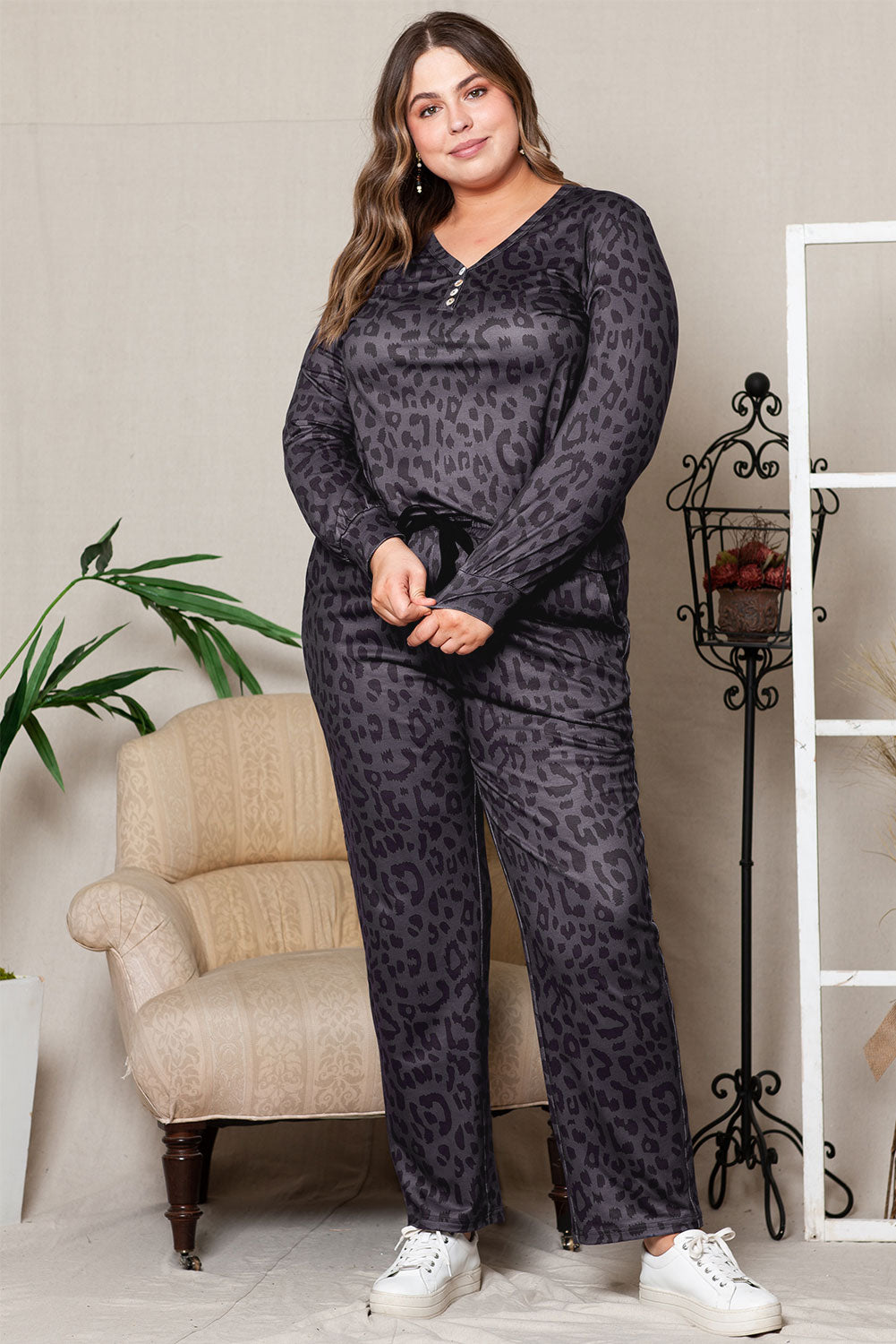 Ensemble de pyjama noir avec haut Henley à manches longues et léopard de grande taille