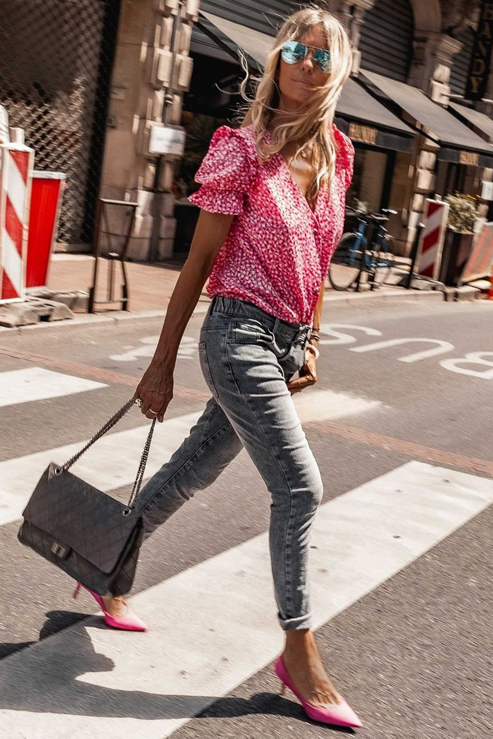 Chemise rose à manches volantées et boutonnée à imprimé abstrait