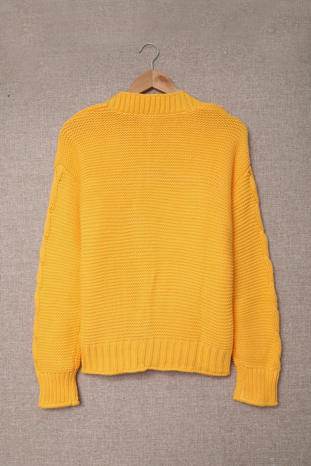 Cardigan jaune en grosse maille ouvert sur le devant