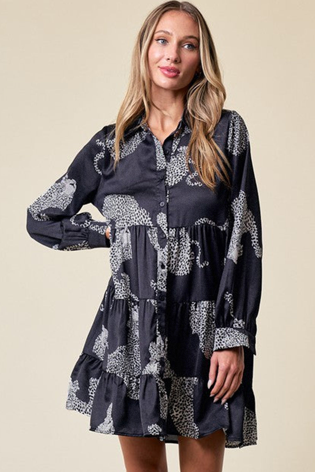 Chemise noire boutonnée en satin à imprimé animal guépard 