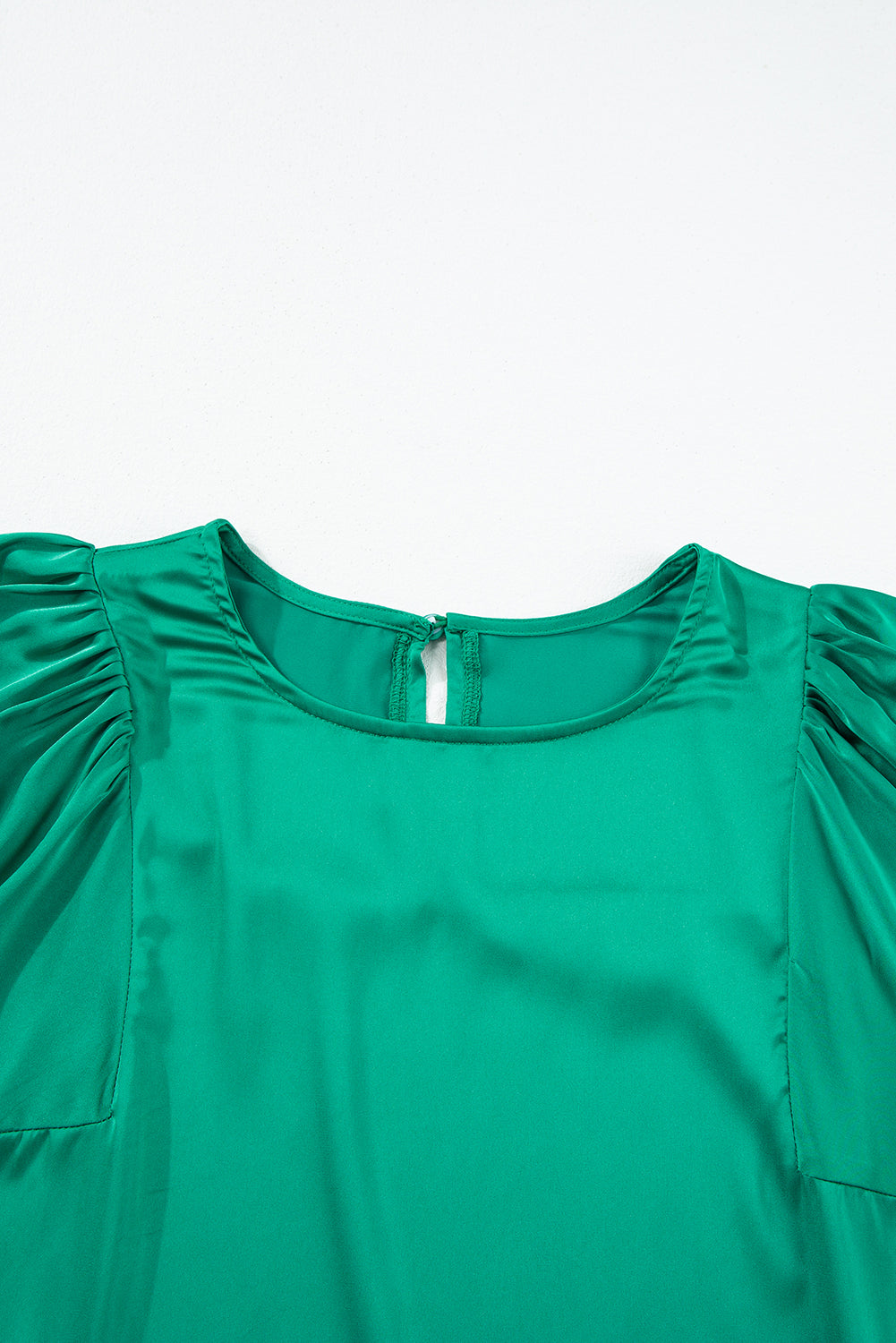 Blouse verte à col rond et manches longues bouffantes en satin