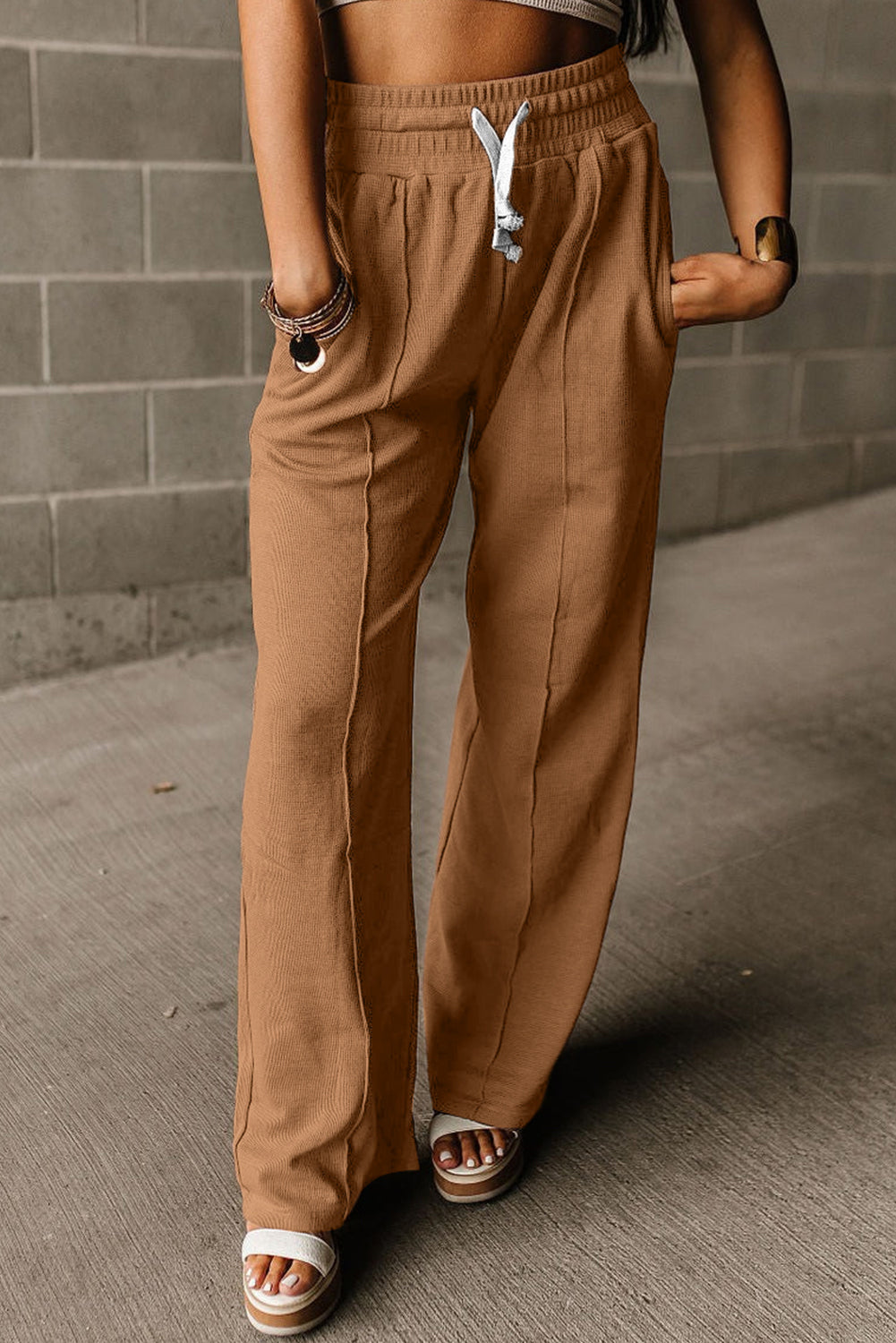 Pantalon marron en tricot gaufré à taille haute et jambe large avec cordon de serrage