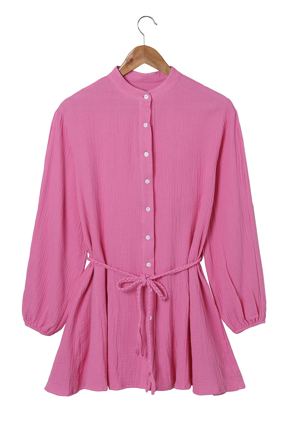 Chemise à manches longues avec boutons texturés roses, robe courte avec cravate en corde