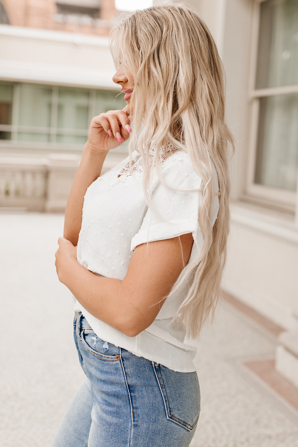 Haut blanc en dentelle à pois et manches à revers