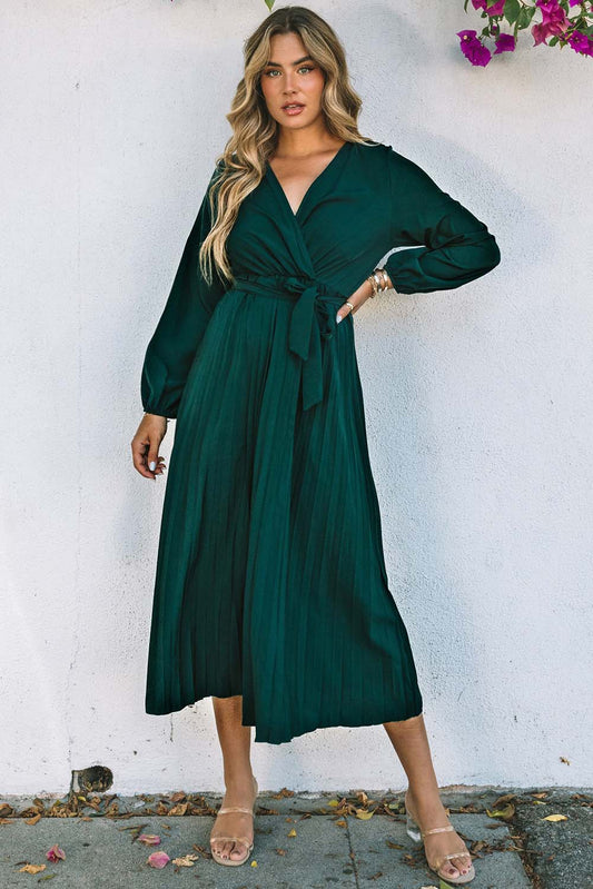 Robe plissée verte à col en V et taille portefeuille à nouer