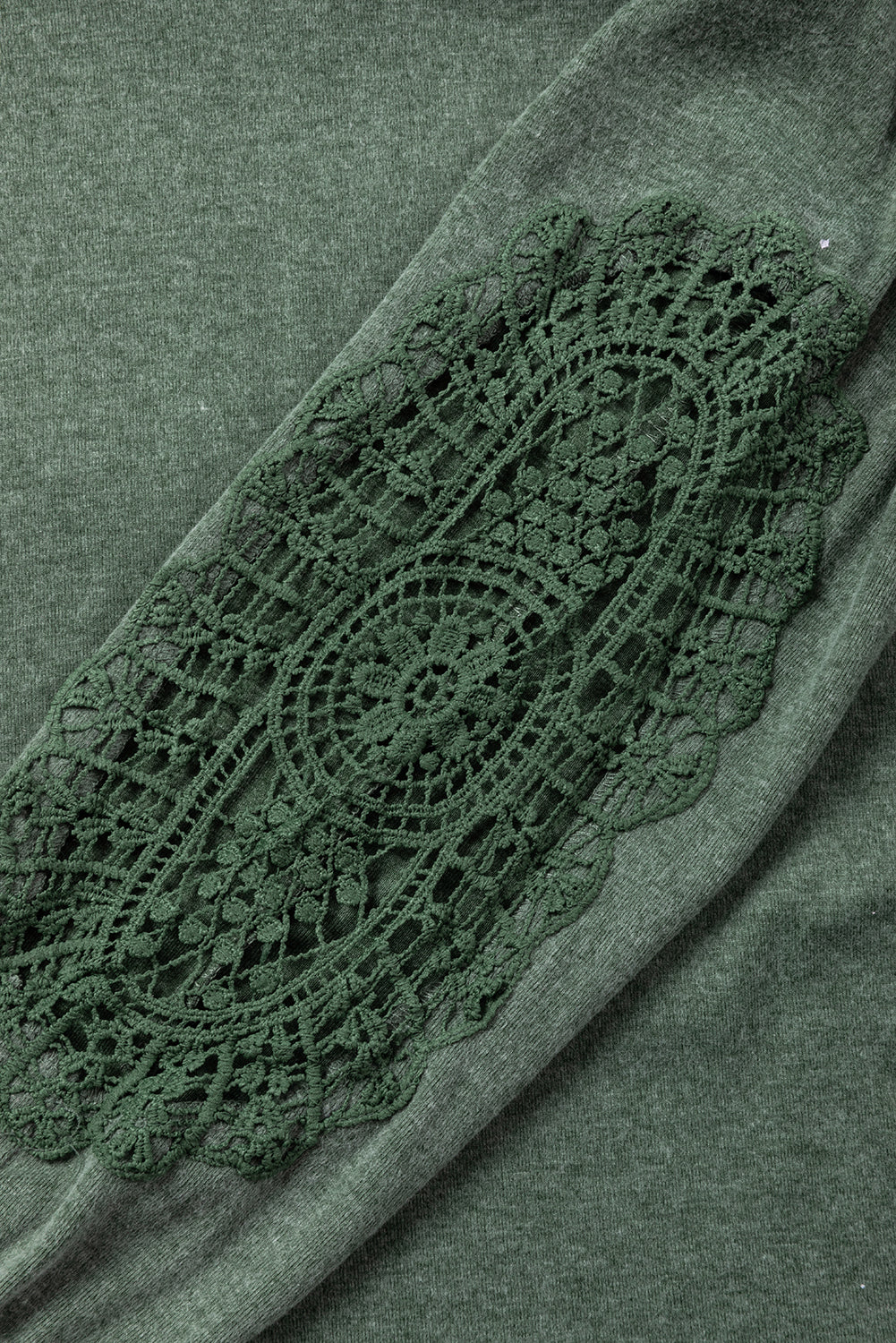 Haut vert à manches raglan et patch en dentelle au crochet