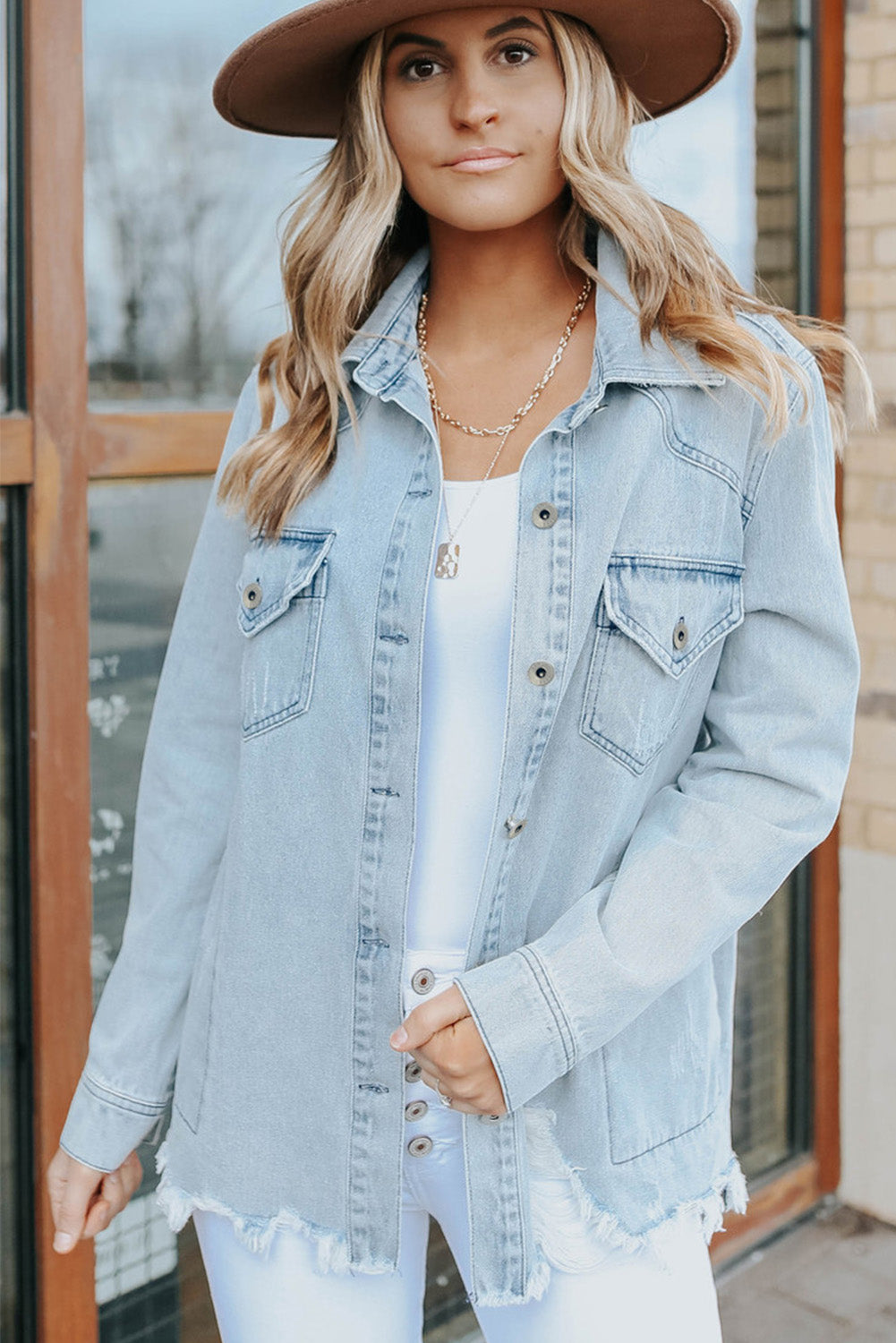 Veste en jean bleu ciel avec poche à rabat et ourlet brut boutonné