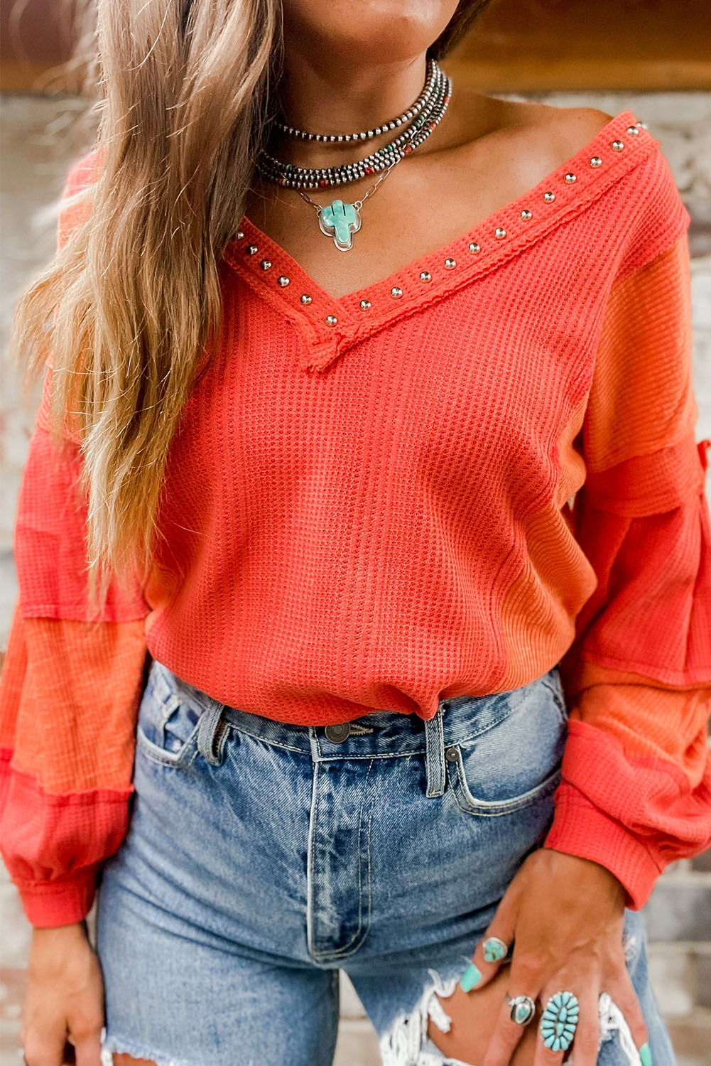 Haut en tricot texturé rouge clouté à encolure en V et coutures exposées