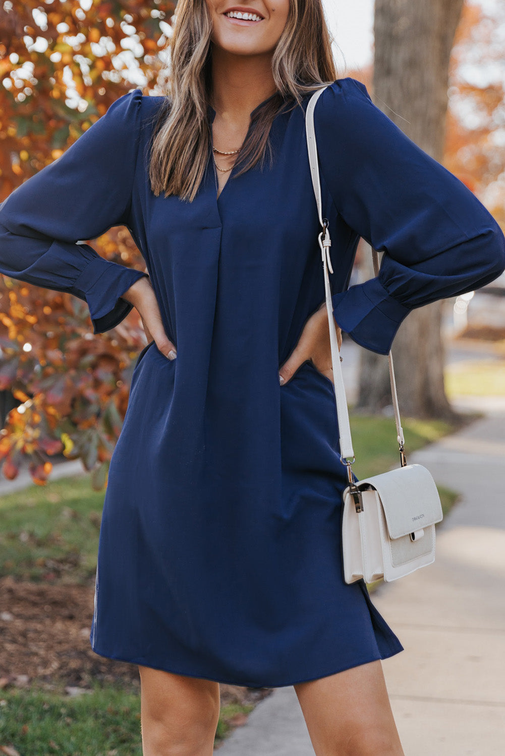 Robe chemise bleue fendue à col en V et manches à volants