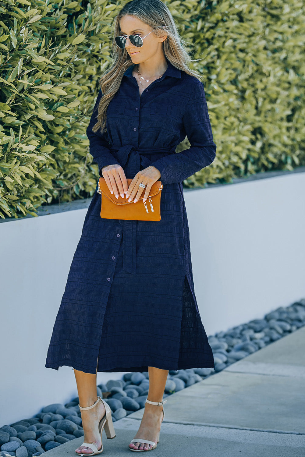 Robe chemise bleue texturée froissée à manches longues avec ceinture