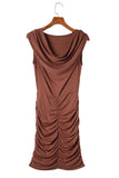 Robe moulante plissée sans manches marron