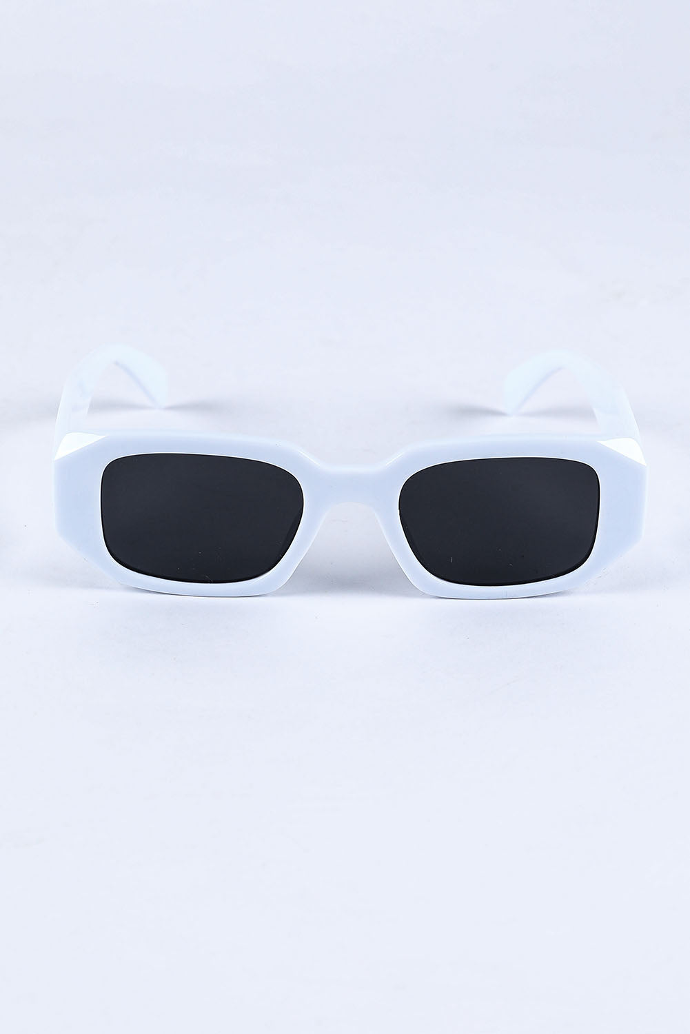 Lunettes de soleil blanches à grande monture carrée avec protection UV 