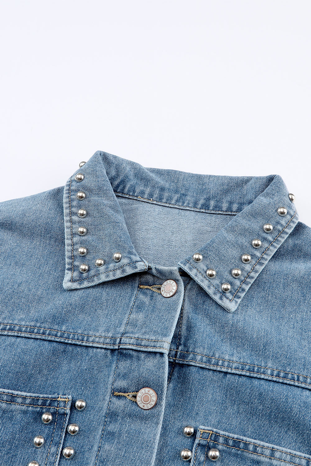 Veste en jean à poches cloutées et rivets bleu ciel