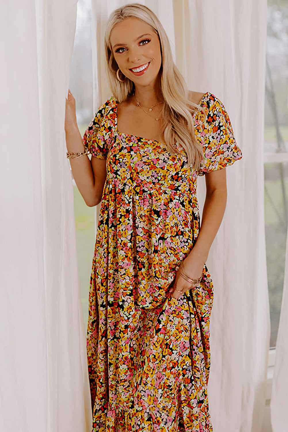 Robe midi florale jaune à manches bouffantes, col carré et dos ouvert