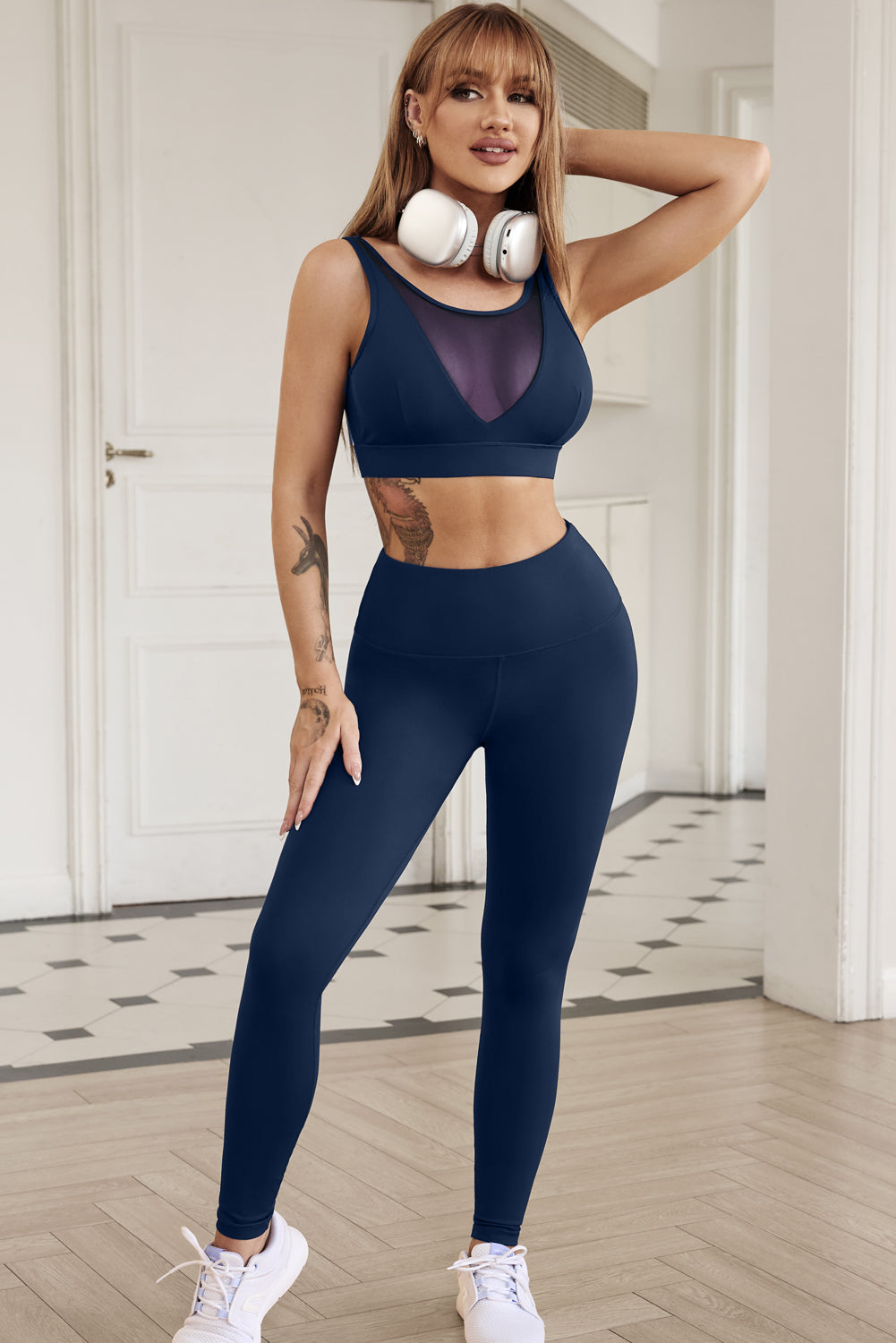 Ensemble de sport taille haute avec haut court en maille bleue