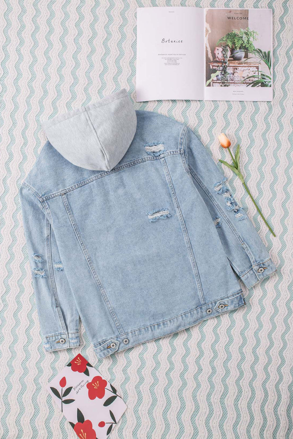 Veste en jean à capuche déchirée et fermeture boutonnée bleu ciel