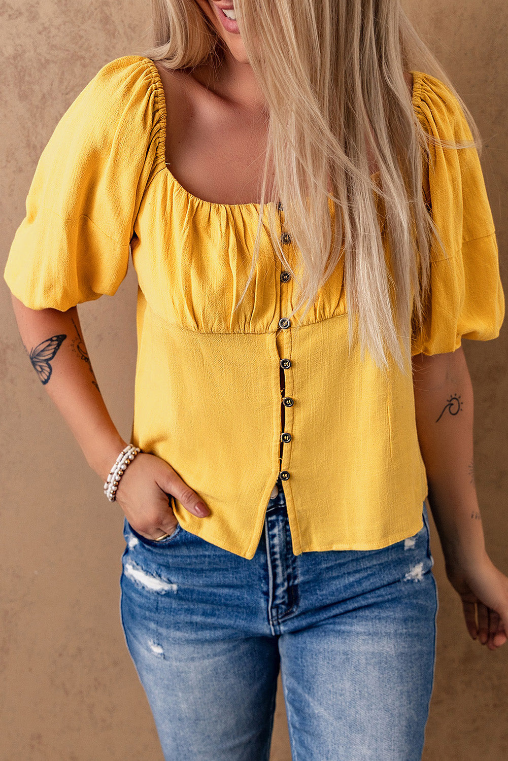 Blouse jaune froncée boutonnée à manches bouffantes