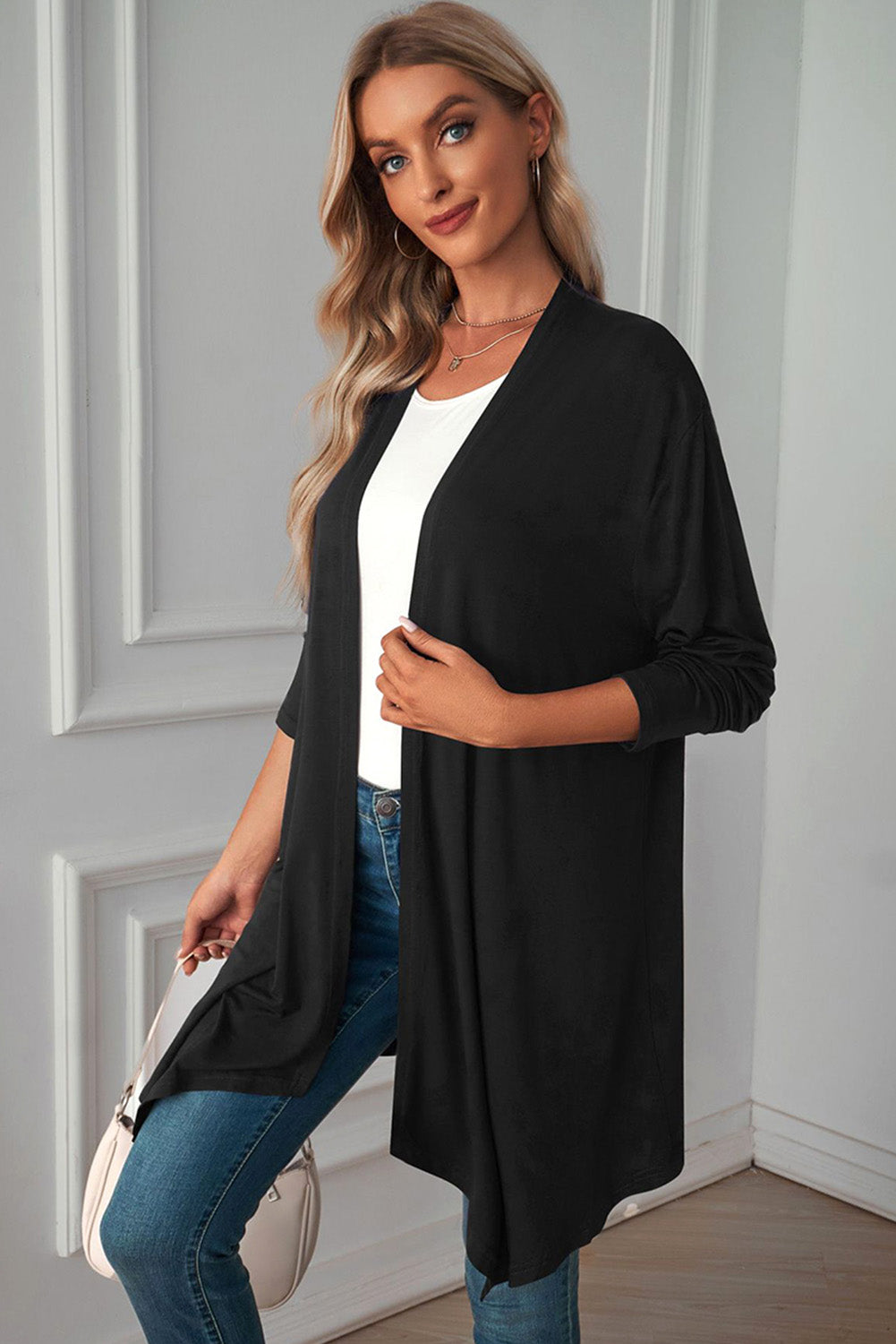 Cardigan doux noir uni ouvert sur le devant