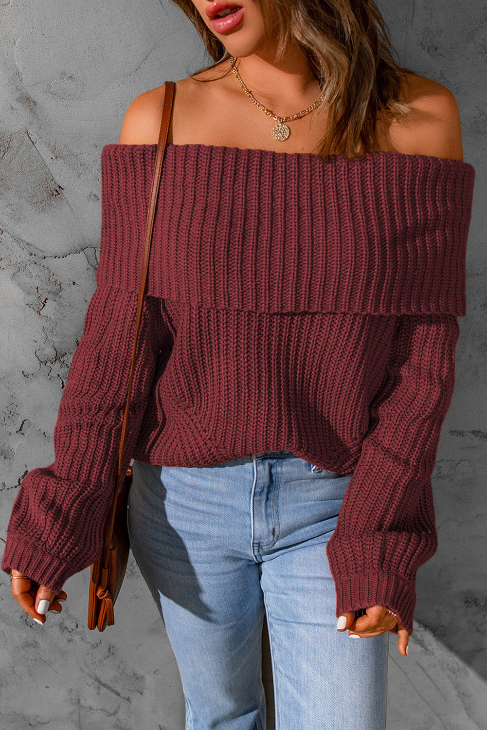 Pull marron en tricot côtelé à épaules dénudées 