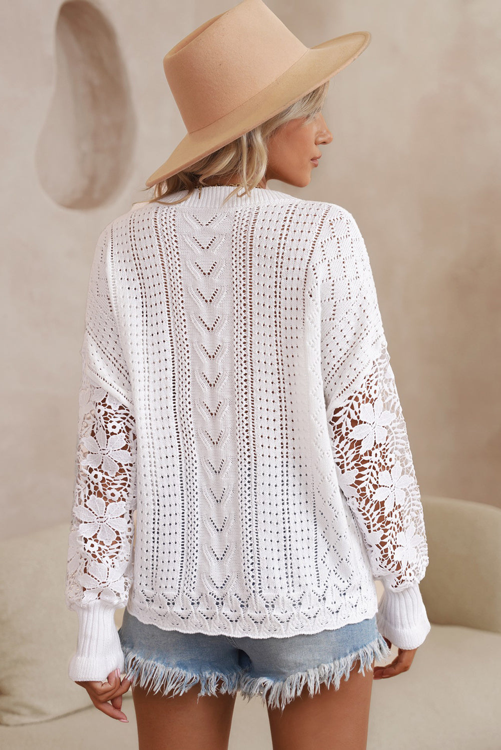 Pull boutonné en tricot ajouré au crochet en dentelle blanche