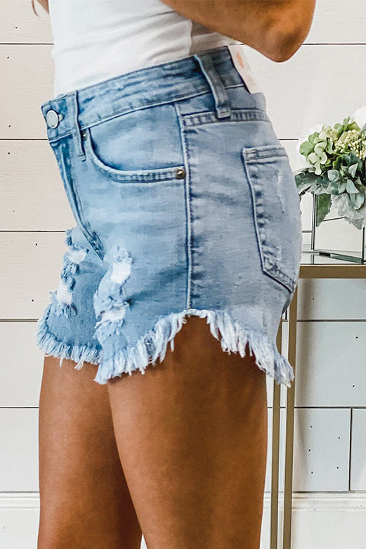 Short en jean bleu clair à ourlet effiloché