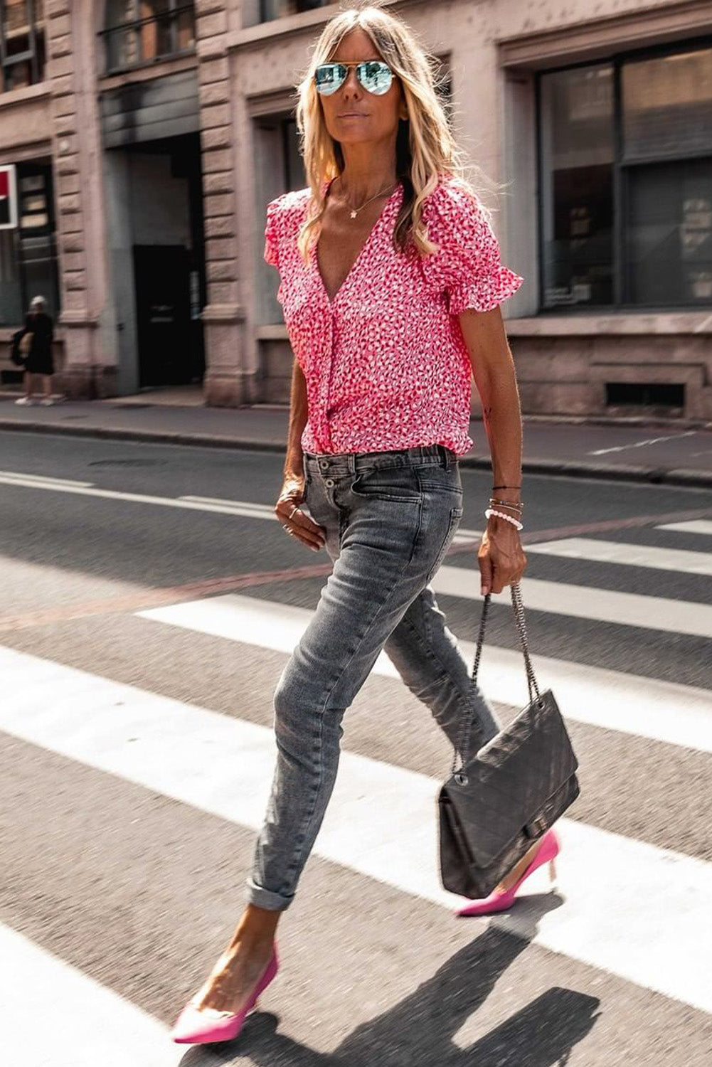 Chemise rose à manches volantées et boutonnée à imprimé abstrait