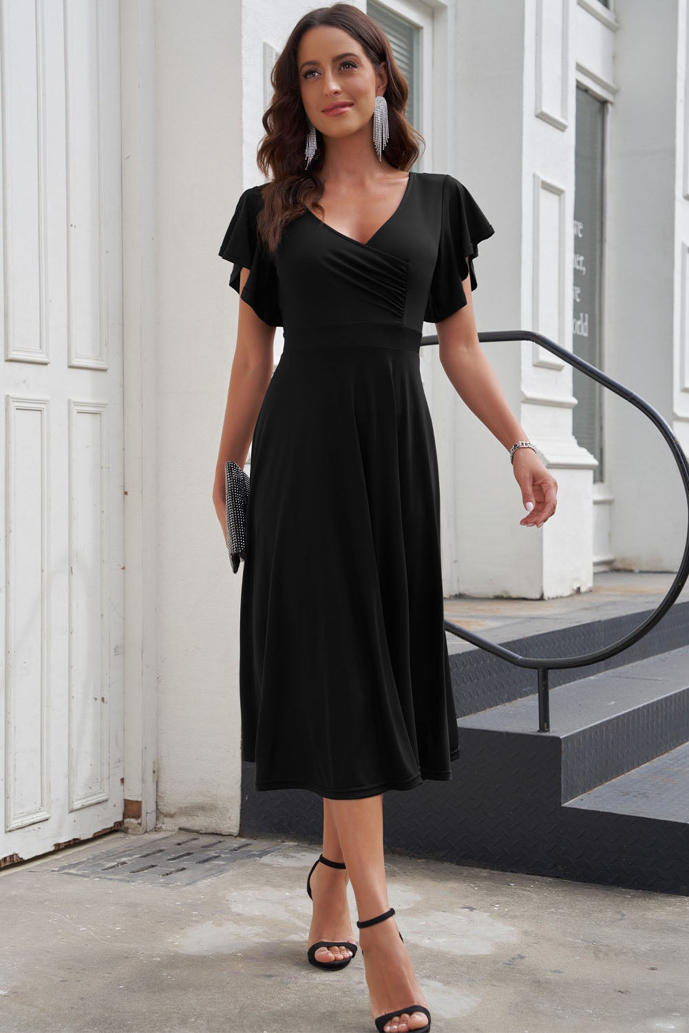 Robe midi portefeuille noire à manches volantées et col en V