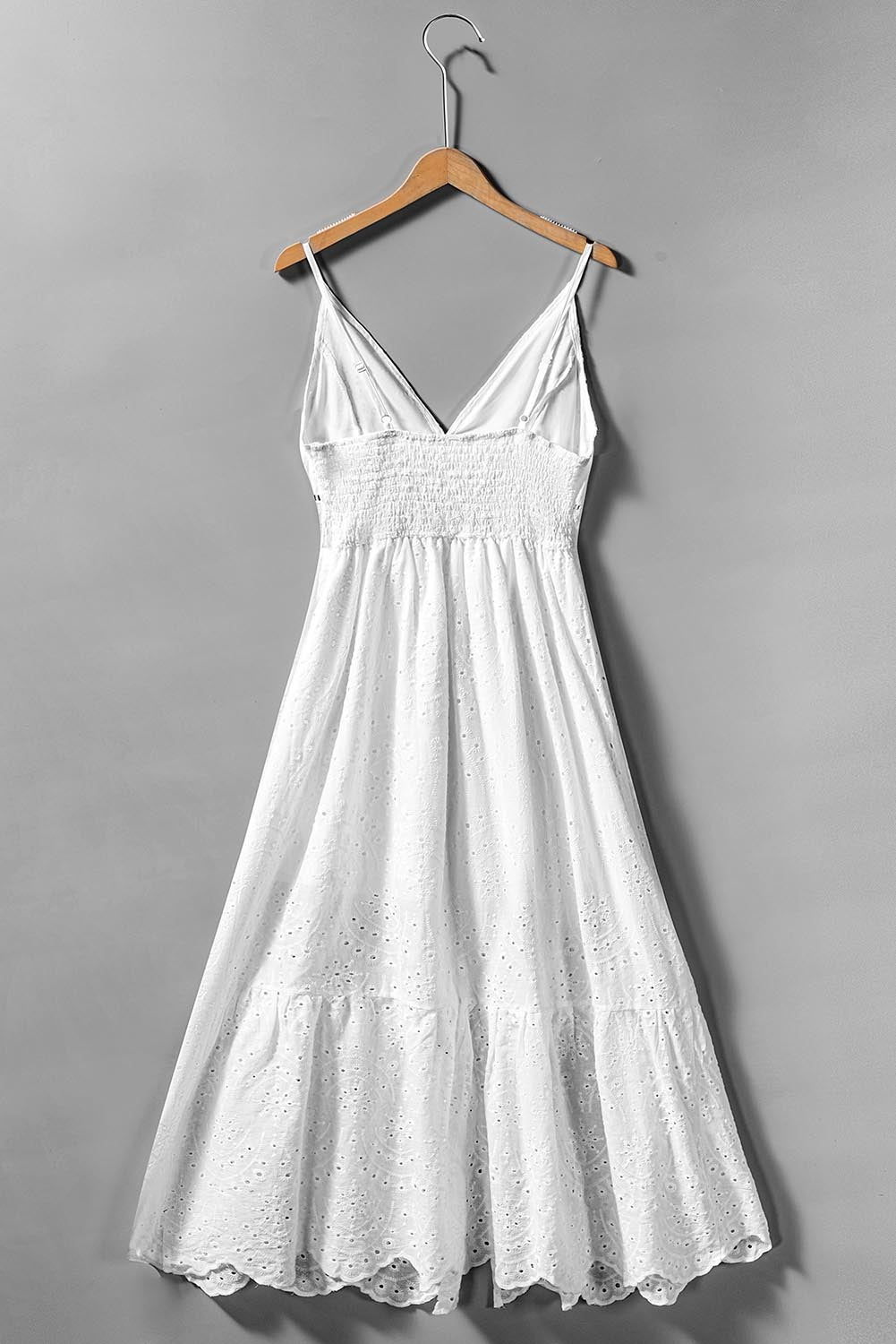 Robe longue blanche brodée à bretelles fines et perles