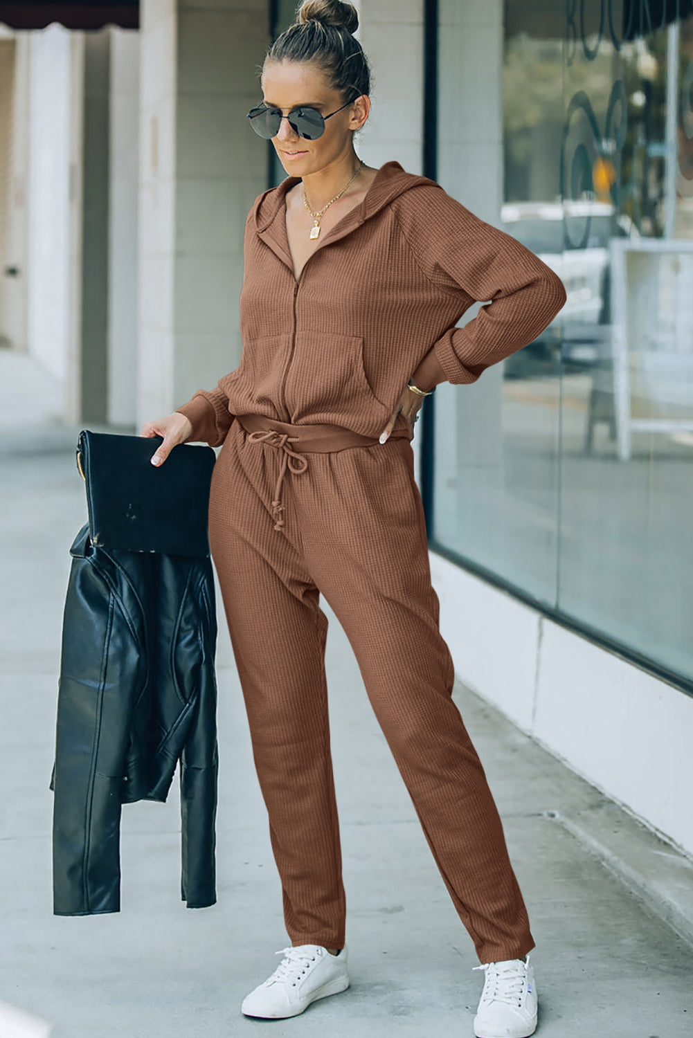 Sweat à capuche zippé en tricot gaufré marron et pantalon, tenue Athleisure