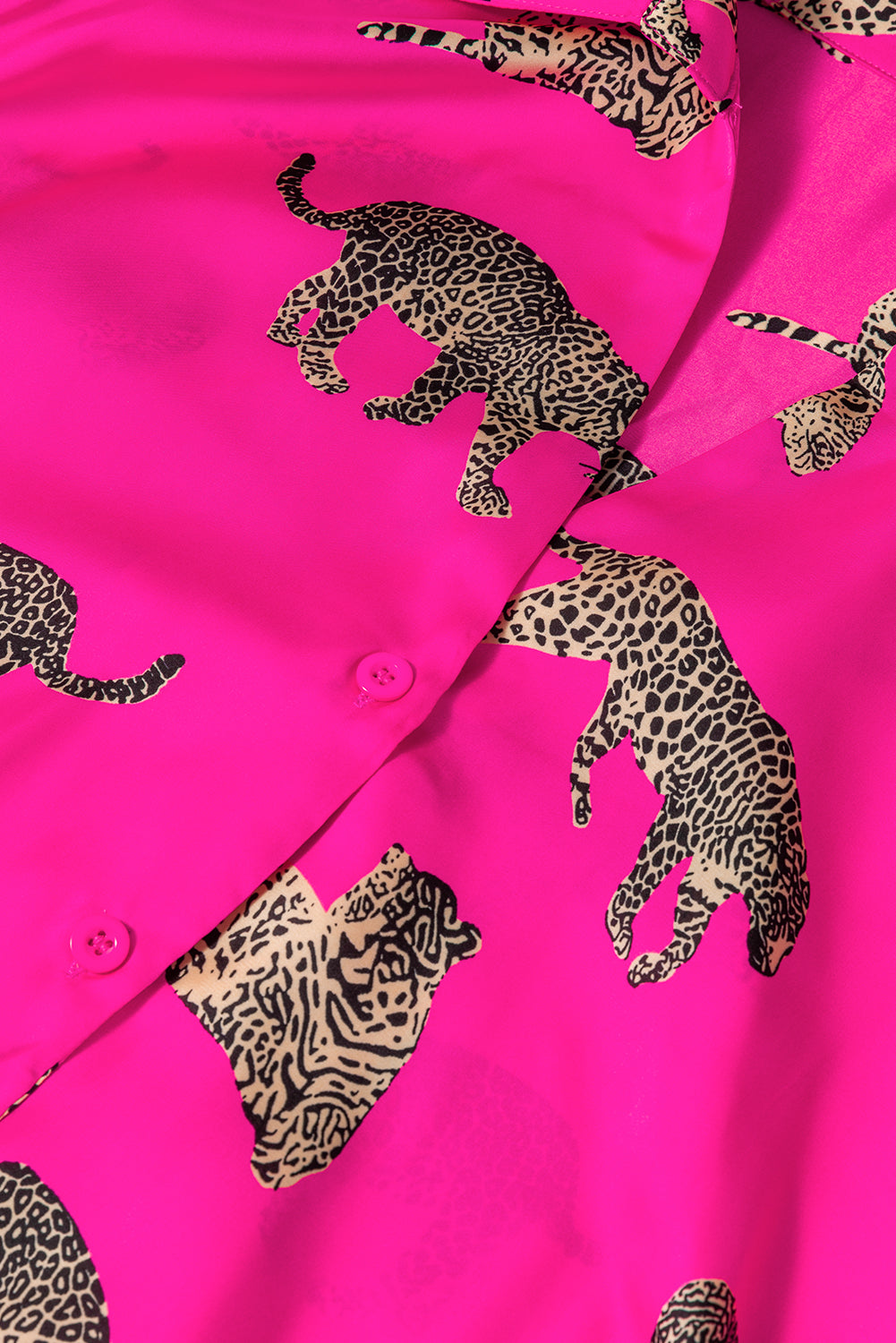 Chemise noire boutonnée en satin à imprimé animal guépard 