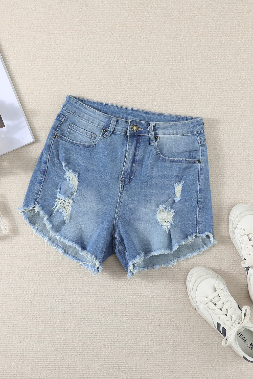 Short en jean bleu clair à ourlet effiloché