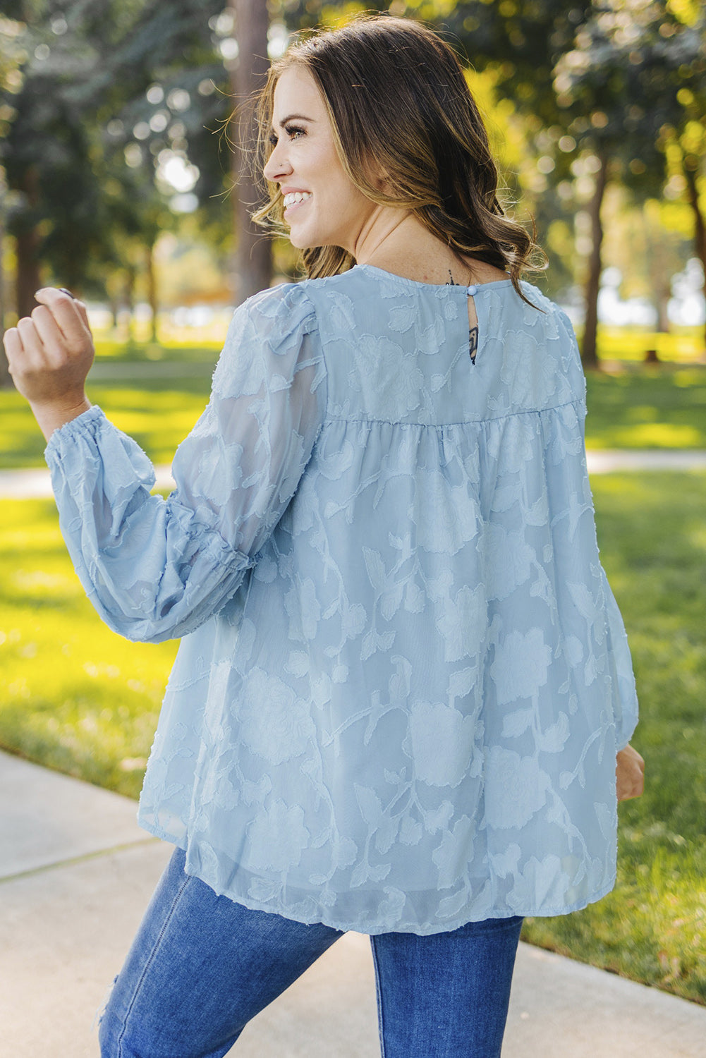 Blouse babydoll bleue texturée à volants et manches lanternes