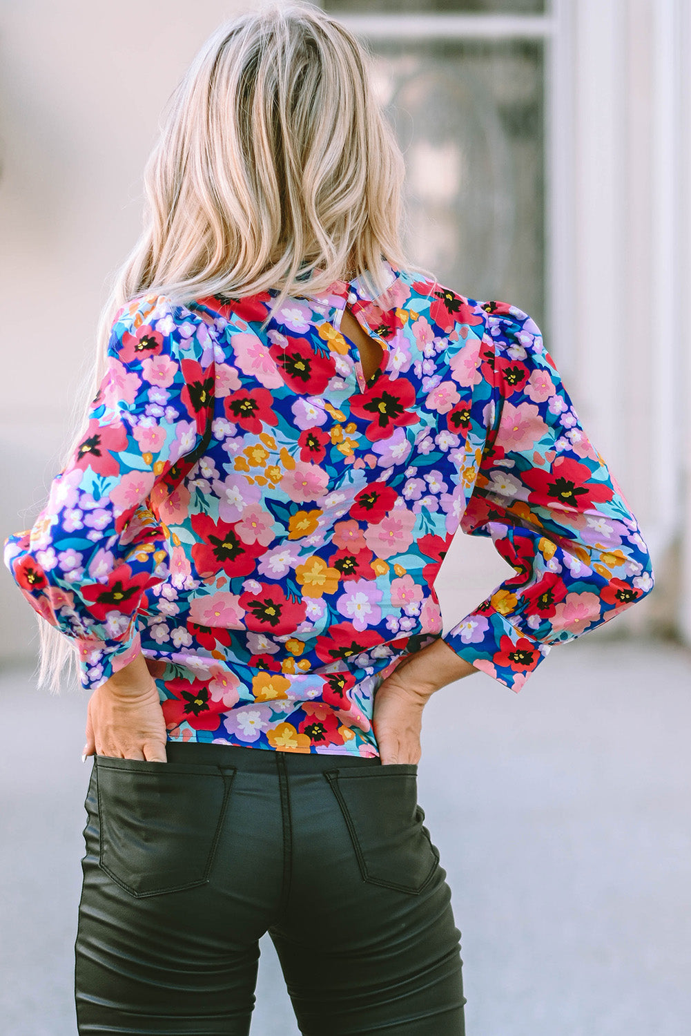 Blouse bleue à imprimé floral et manches bouffantes à col montant