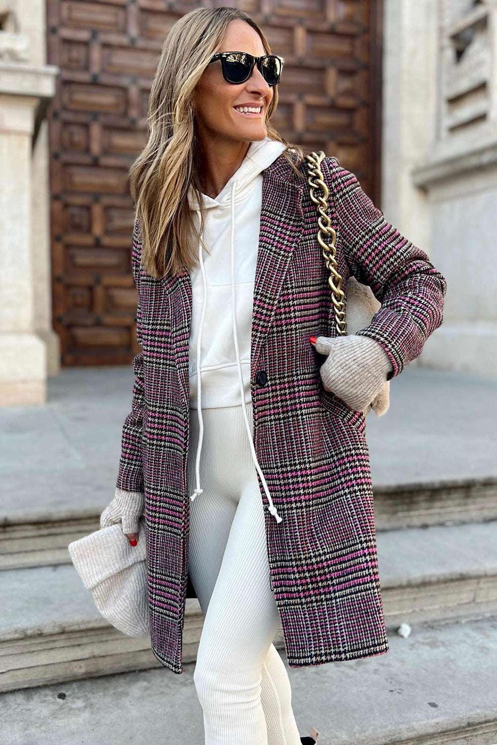 Manteau mi-long à carreaux rose avec un bouton et col à revers