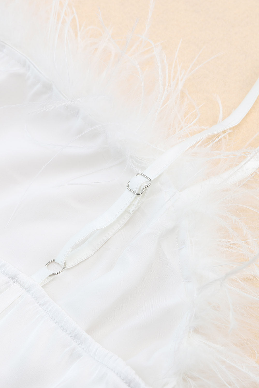 Mini-robe blanche sans bretelles avec bordure en plumes moelleuses