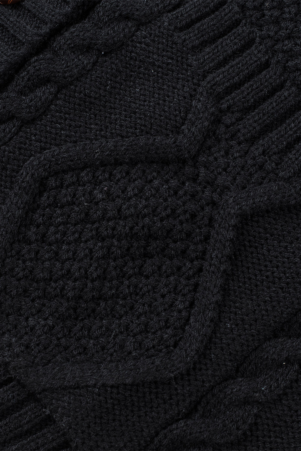 Cardigan à capuche noir en tricot à motif torsadé boutonné sur le devant 