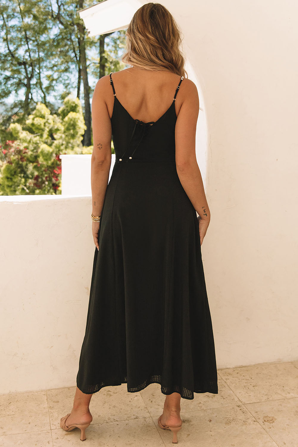 Robe longue noire à bretelles fines et lacets dans le dos