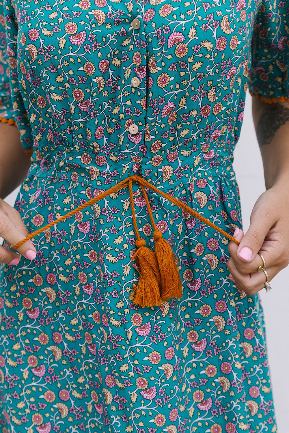 Robe florale bleu ciel à col en V et à lacets taille haute