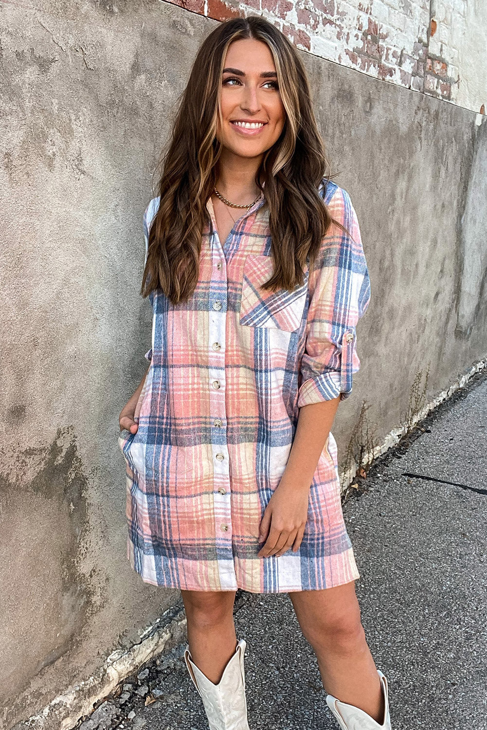 Robe chemise rose à carreaux avec manches retroussées et fente latérale