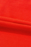 Haut en tricot texturé rouge clouté à encolure en V et coutures exposées