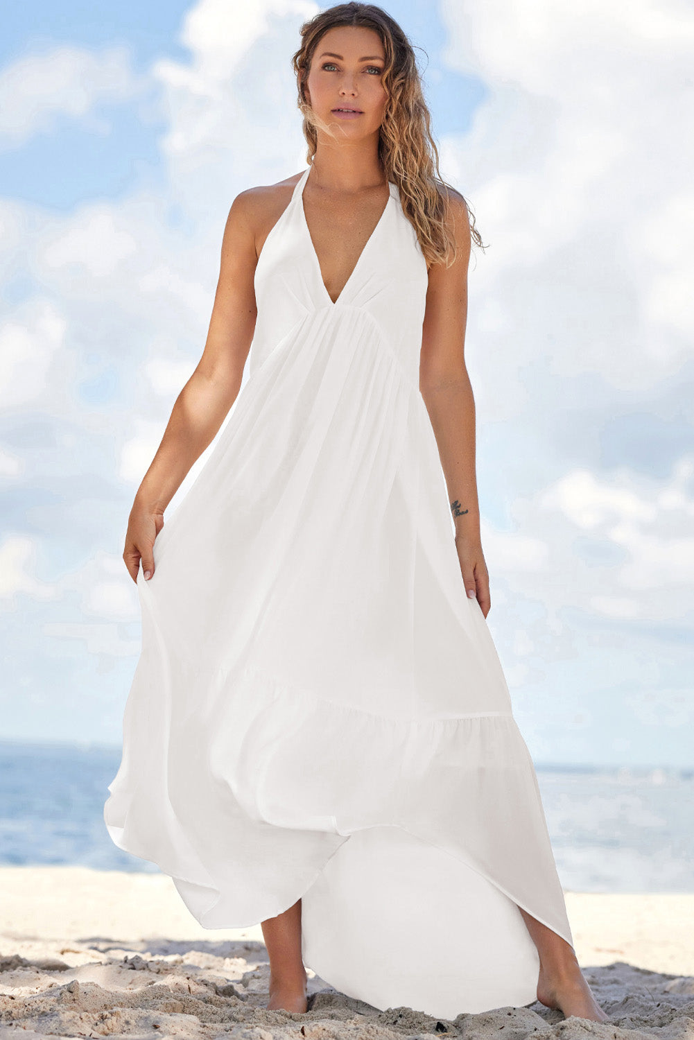 Robe longue asymétrique blanche à col licou et dos nu en V profond 