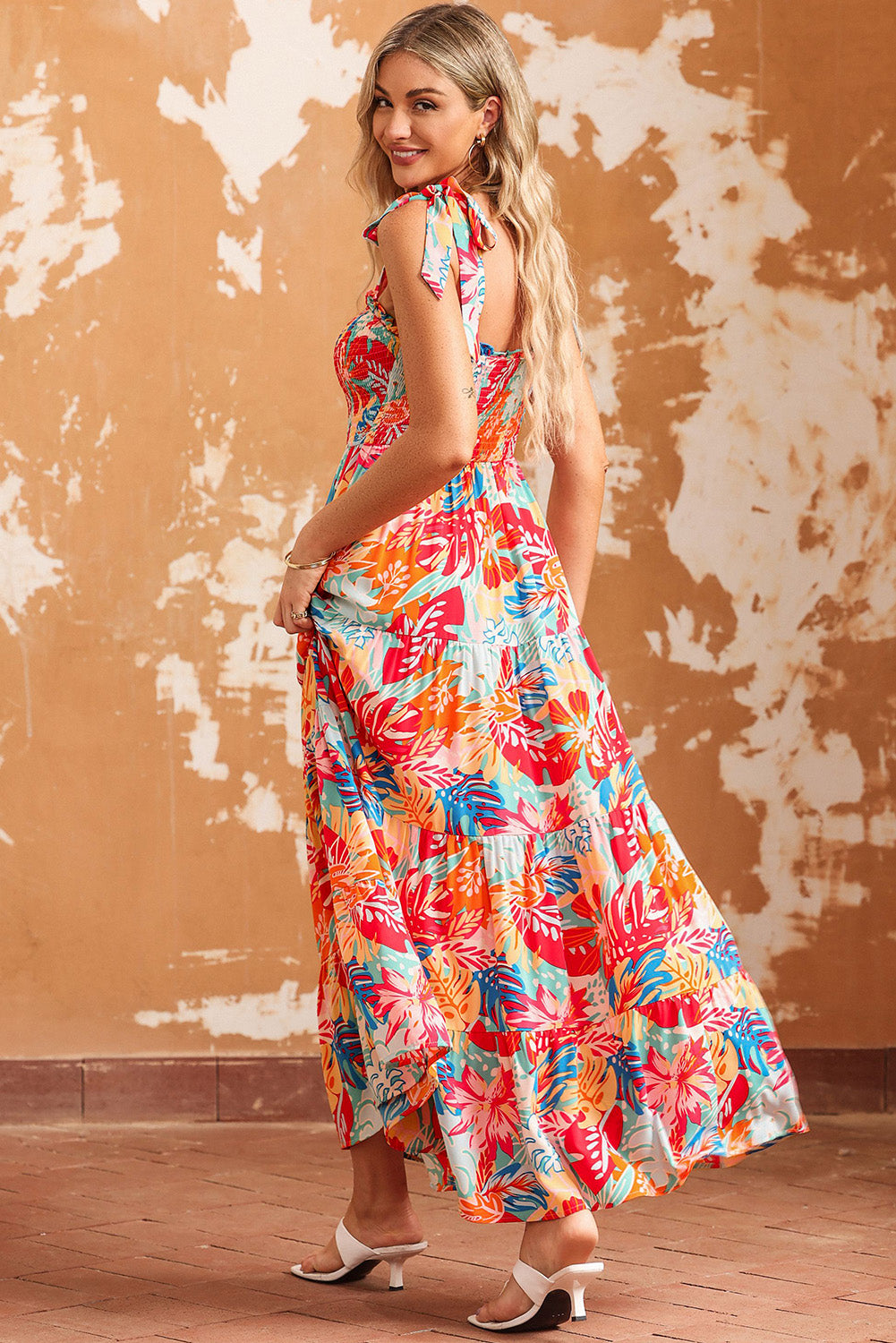 Robe longue multicolore à volants smockés et imprimé tropical vibrant