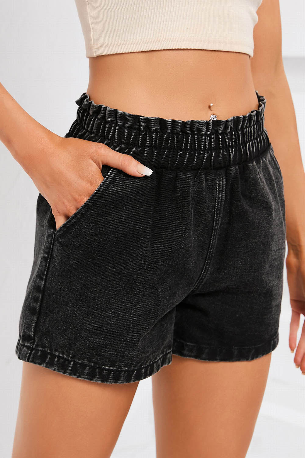 Short en denim taille haute élastique à volants rétro noir délavé à l'eau de Javel