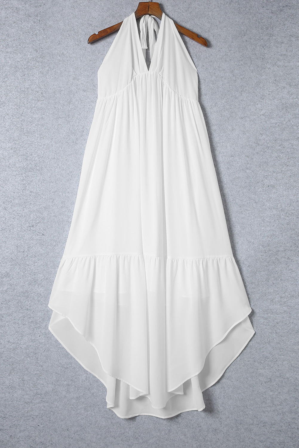 Robe longue asymétrique blanche à col licou et dos nu en V profond 