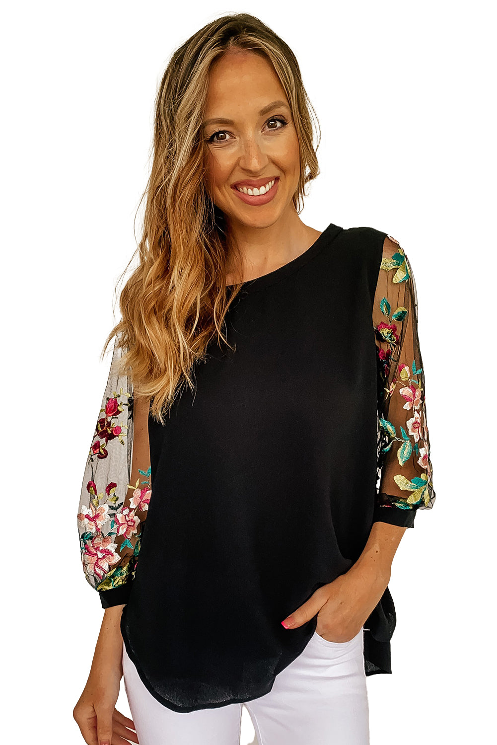 Blouse noire à manches brodées de fleurs