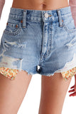 Short en jean bleu ciel à ourlet brut et insert en tricot floral