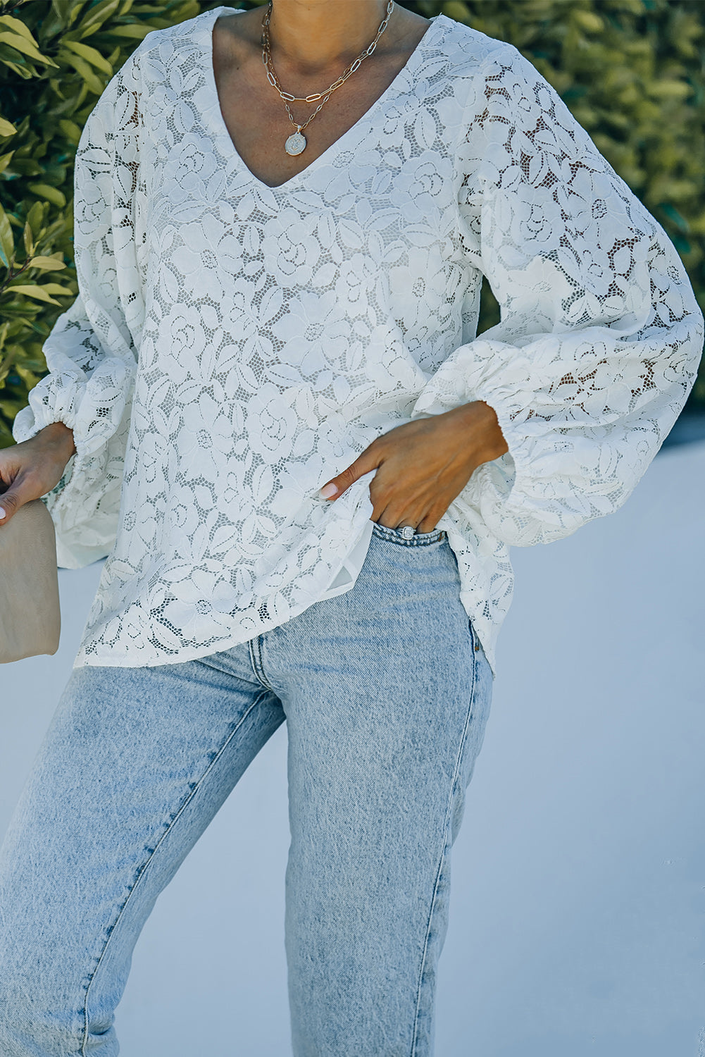 Chemisier blanc en dentelle à manches bouffantes et amples