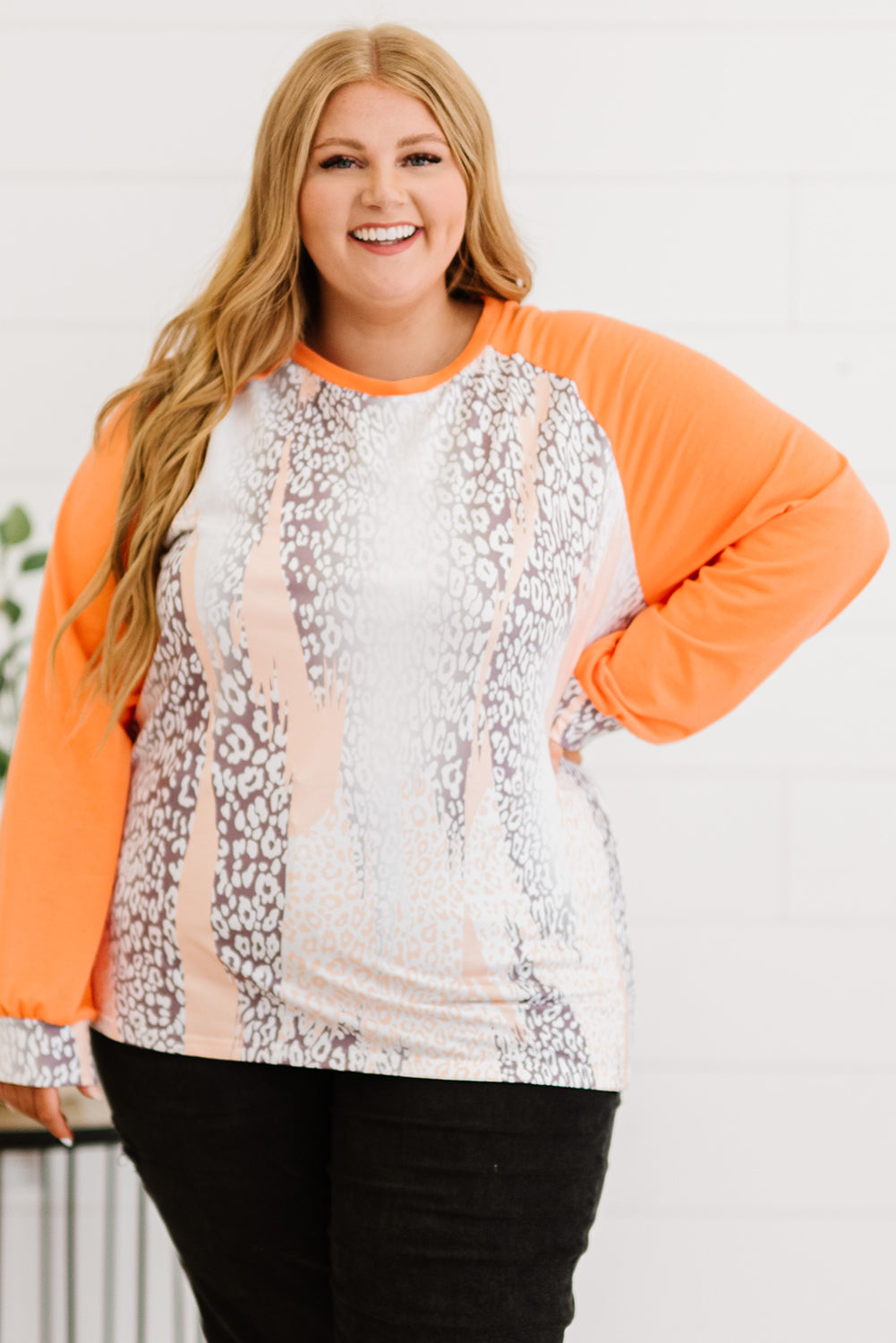 Haut raglan orange à manches longues et imprimé peau de serpent, grande taille