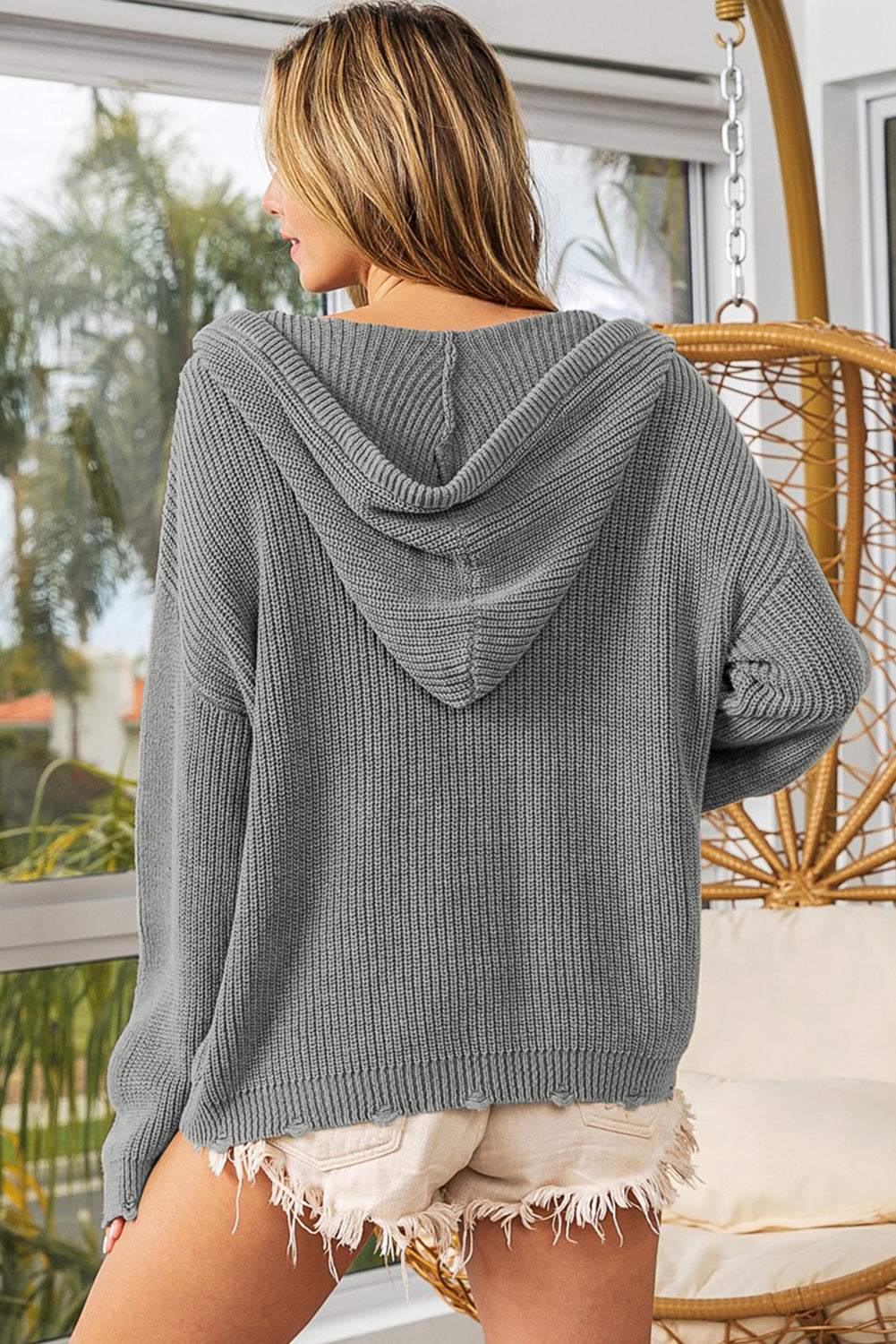 Pull à capuche gris avec poche kangourou et rivets